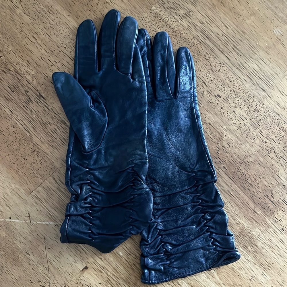 Alexandra Bartlett EUC Genuine Leather Ruched Gloves in Navy